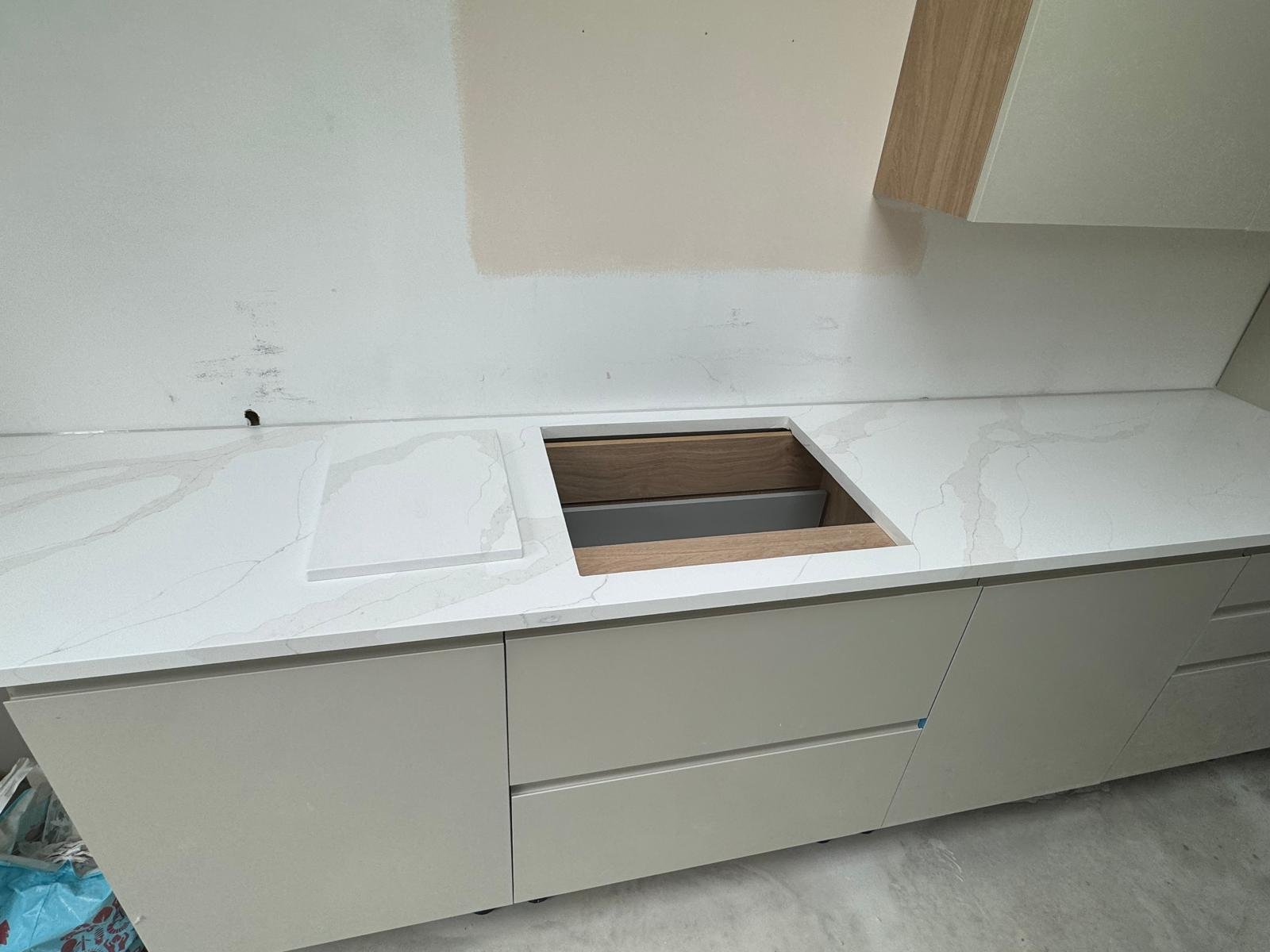 Modern Calacatta Gold Quartz: Elegant Durable Surfaces - Main Image